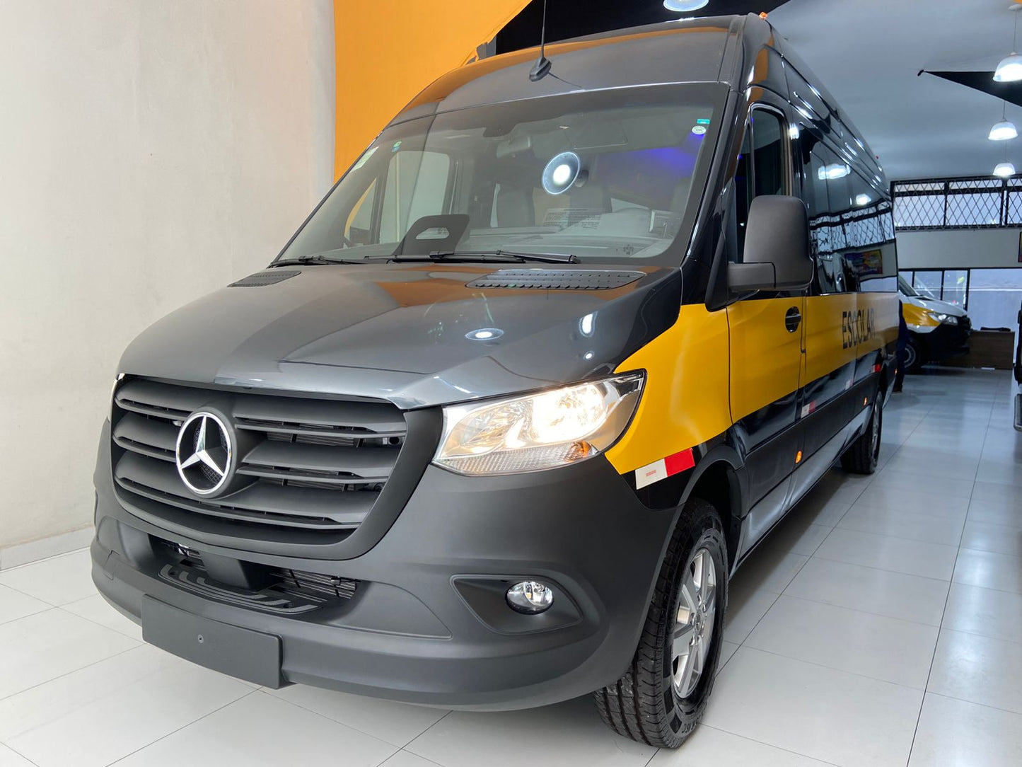 Sprinter 417 Escolar - 28 Lugares - LED, Patamar, Ar Condicionado Frontal e Traseiro - A Partir de R$335.900,00