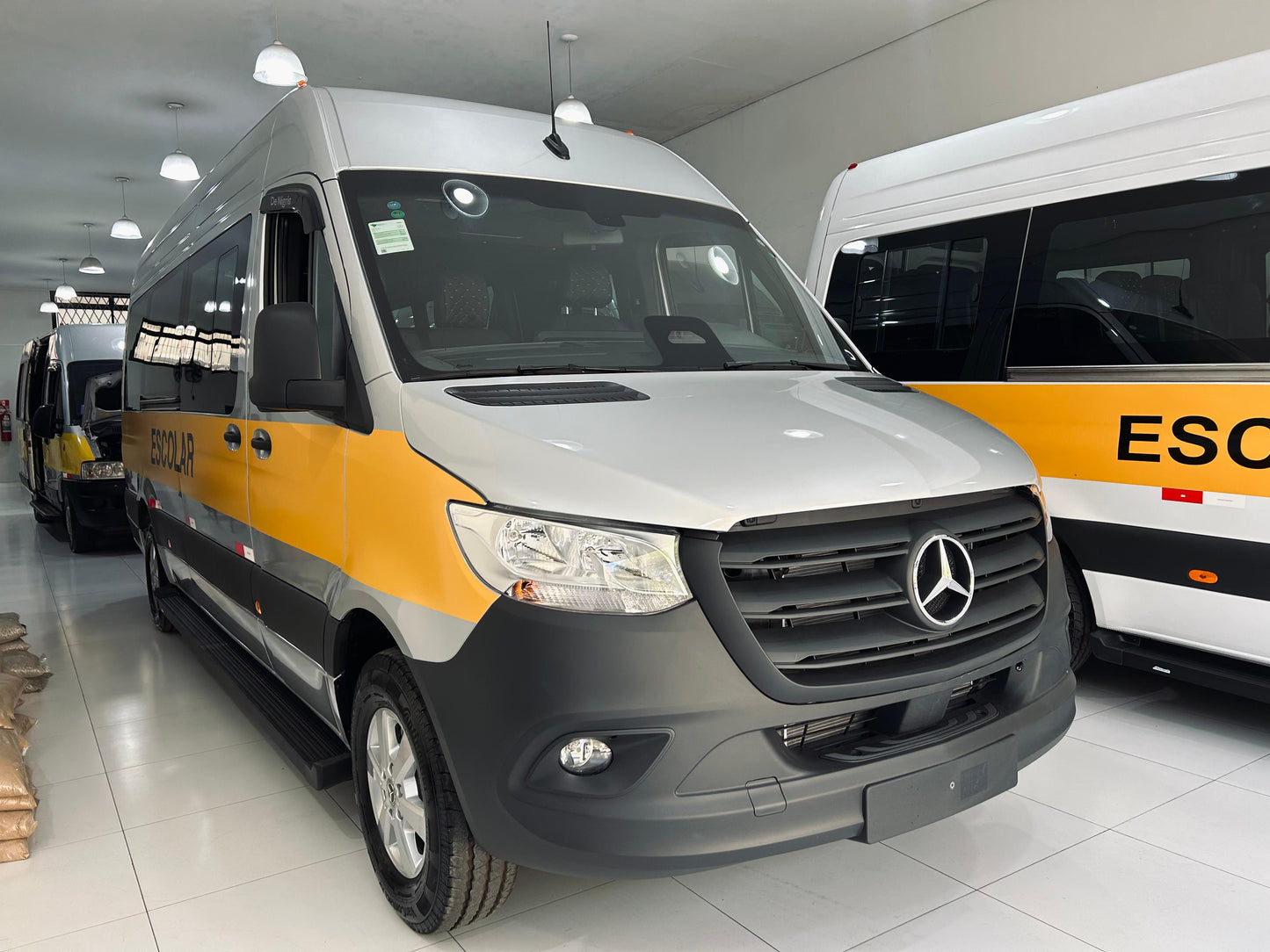 Mercedes-Benz Sprinter 417 Escolar  Kit Hitch 0KM- 28 Lugares - LED, Patamar, Ar Condicionado Frontal e Traseiro - A Partir de R$375.900,00