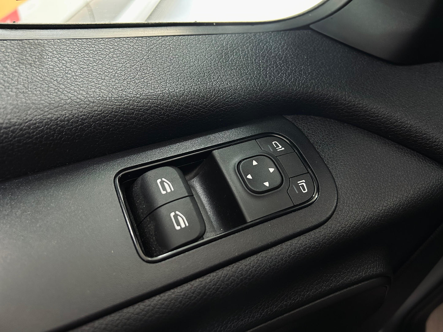 Mercedes-Benz Sprinter 417 Escolar  Kit Hitch 0KM- 28 Lugares - LED, Patamar, Ar Condicionado Frontal e Traseiro - A Partir de R$375.900,00