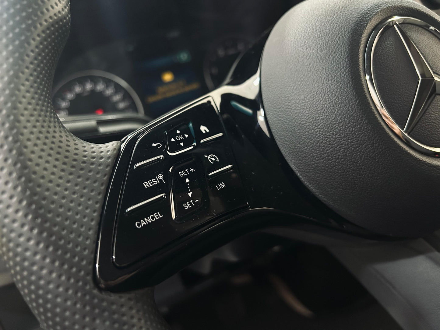 Mercedes-Benz Sprinter 417 Escolar  Kit Hitch 0KM- 28 Lugares - LED, Patamar, Ar Condicionado Frontal e Traseiro - A Partir de R$375.900,00