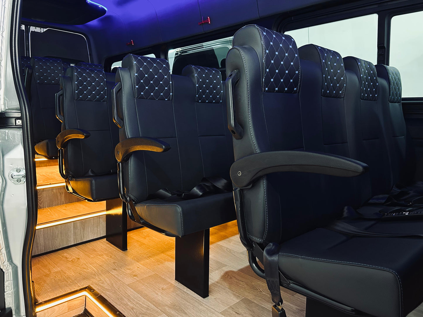 Mercedes-Benz Sprinter 417 Escolar  Kit Hitch 0KM- 28 Lugares - LED, Patamar, Ar Condicionado Frontal e Traseiro - A Partir de R$375.900,00