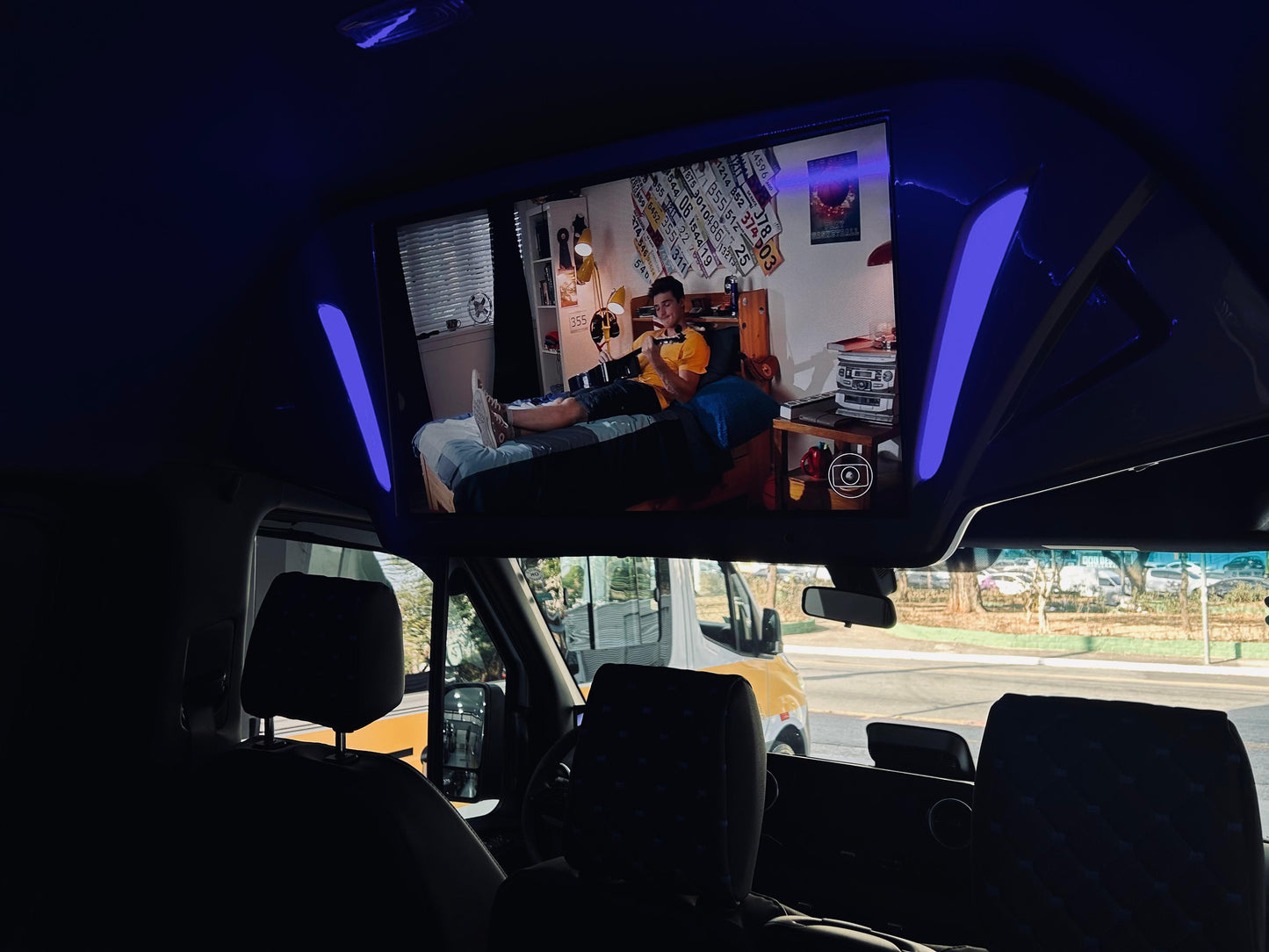 Mercedes-Benz Sprinter 417 Escolar  Kit Hitch 0KM- 28 Lugares - LED, Patamar, Ar Condicionado Frontal e Traseiro - A Partir de R$375.900,00