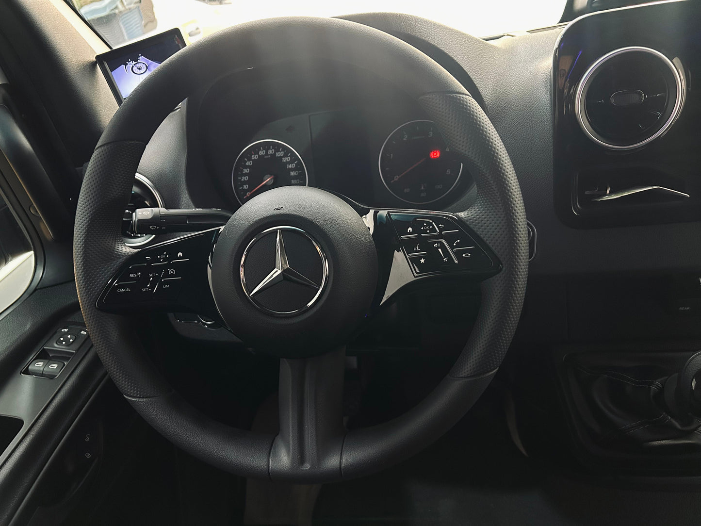 Mercedes-Benz Sprinter 417 Escolar  Kit Hitch 0KM- 28 Lugares - LED, Patamar, Ar Condicionado Frontal e Traseiro - A Partir de R$375.900,00